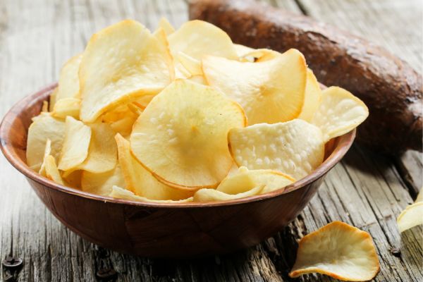 un bol de chips croustillantes pour l'apéritif