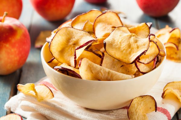 des chips de pomme pour une alternative fruitée