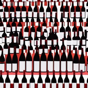 Bouteilles de vins rouges légers alignées sur une table