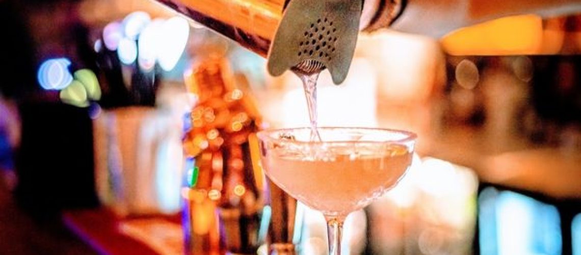 apprendre à faire des cocktails mixologie